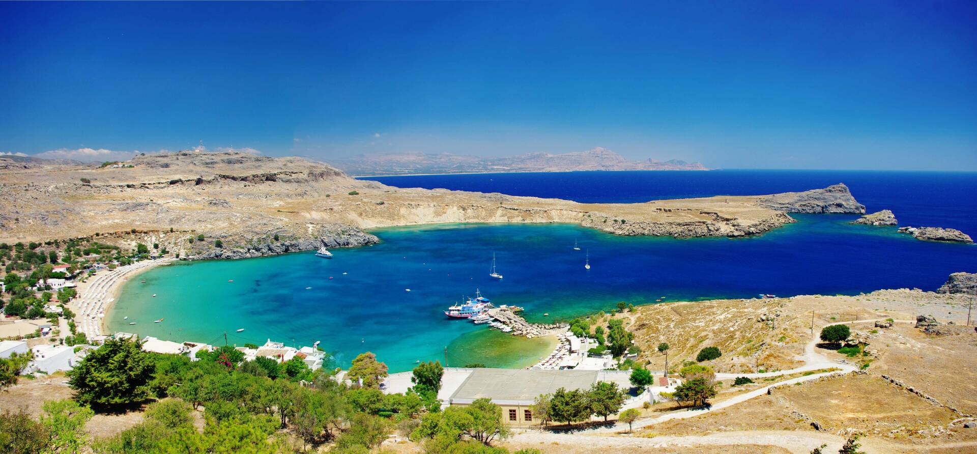 Yachtcharter in wunderschöner Natur Griechenlands